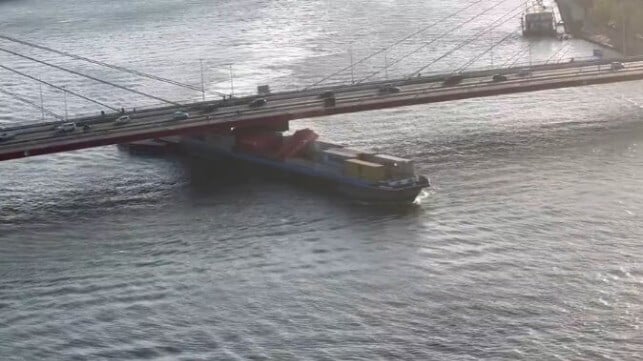 Rotterdam-inland-cargo-ship-under-bridge.eec796.jpg