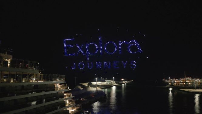 图4：夜空中的无人机群呈现出Explora Journeys品牌标识.jpeg